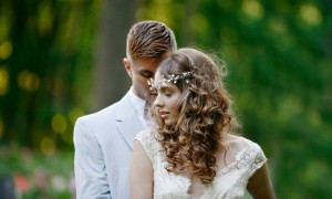 romantic-spring-wedding-outdoor-venue-all-down-wedding-hairstyle__full-carousel