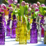 Яркие вазы на праздничном столе украсят свадебный банкет