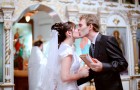 Жених и невеста перед венчанием в церкви