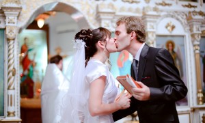Жених и невеста перед венчанием в церкви
