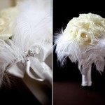 Воздушность роз подчеркнута перьями в свадебном букете