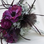 Фиолетовые цветы в черном перьевом обрамлении