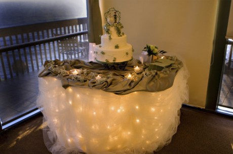 Свадебный стол, освещенный изнутри