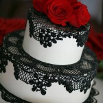 Стильный торт с узором черного цвета