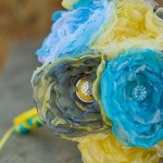 Тканевый букет из желтых и голубых цветков