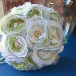 Белые и салатовые цветки из органзы в свадебном букете