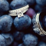 Свадебные кольца на фоне ягод черники