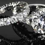 Шикарные кольца с множеством бриллиантов на зеркале