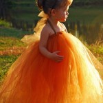 Девочка в оранжевом платье