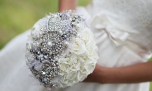 brooch-bridal-bouquet-with-tulle-pearls__full-carousel