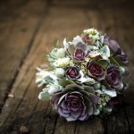 Пурпурно-зеленый букет невесты