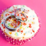 Свадебные кольца на кексе с глазурью