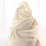 Белый свадебный торт декорированный под фату
