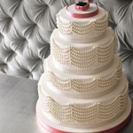 Свадебный торт украшенный жемчугом