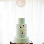 Свадебный торт бирюзового цвета с белыми цветами