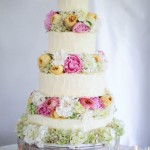 Свадебный торт c декором из летних цветов