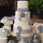 Белый свадебный торт с фиолетовыми цветами