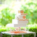 Свадебный торт украшенный оранжевыми цветами