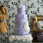 Нежно-фиолетовый свадебный торт с цветочным декором