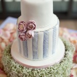 Полосатый свадебный торт с цветами