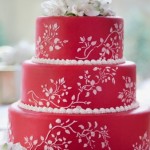 Красный свадебный торт с тонким белым орнаментом