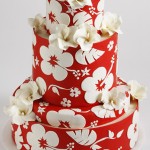 Красный свадебный торт, украшеный белыми цветами