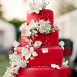 Красный свадебный торт, декорированный белыми цветами