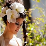 Свадебная прическа с косой и цветами в волосах