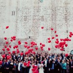 Красные воздушные шары в форме сердец для свадьбы