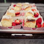 Клубника и сладкие булочки на свадебном пикнике
