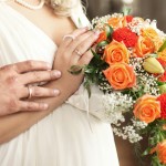 Каскадный свадебный букет из оранжевых роз
