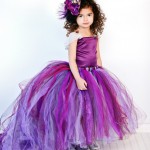 Девочка на свадьбе в платье фиолетового цвета