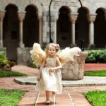 Девочка-ангел в платье с крыльями