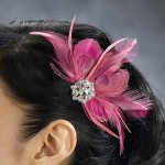 Заколка из розовых перьев в волосах невесты