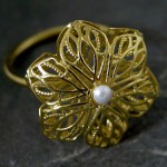 Залотой цветок с жемчужиной на свадебном кольце