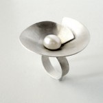 Кольцо с жемчужиной в обрамлении из серебрянной спирали
