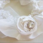 Подвязка невесты с розой из шелка и жемчугом