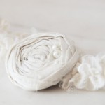 Подвязка невесты с белой розой и жемчугом