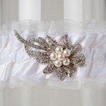 Подвязка невесты с серебряным цветком и жемчугом