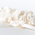 Подвязка невесты с вплетенной жемчужной нитью