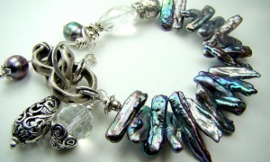 Freshwater stick pearls, charm bracelet, silver chain... COOL WATERS