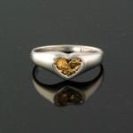 Свадебное кольцо с сердцем из золота