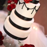 Черно-белый свадебный торт на стеклянном подносе