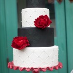 Черно-белый свадебный торт с красными цветами