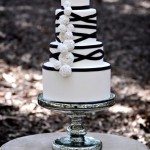 Черно-белый свадебный торт на серебряном подносе