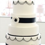 Белый свадебный торт с черной полосой
