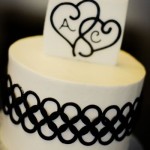 Черно-белый свадебный торт с инициалами молодоженов