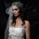 Невеста в свадебном платье с фатой в крупную сетку