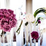 Пурпурные розы в свадебном декоре