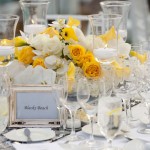 Белые и желтые розы на свадебном столе